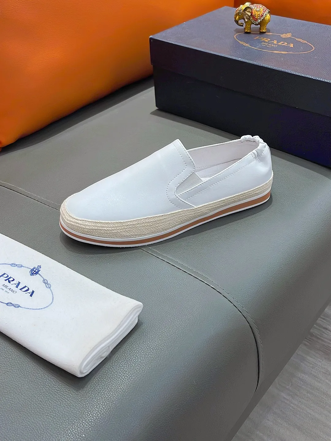 Men's shoes PRADA "Prada" P420 Regular size: 38-44 (slip-on shoes) Product materials: Selected cowhide upper, soft sheepskin foot pads, original factory special outsole.